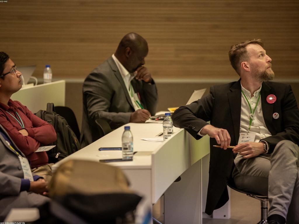 វិភាគស្លត: បរិយាយអំពីសង្គមមាគ៌ា និងឥទិ្ធពលរបស់វា